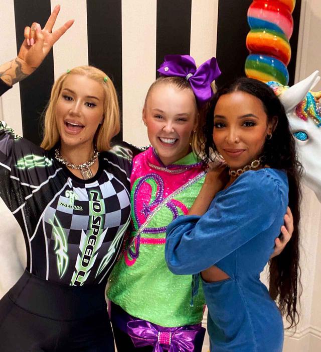 画像: 左からイギー・アゼリア、ジョジョ・シワ、ティナーシェ。 --©︎Iggy Azalea/Twitter-