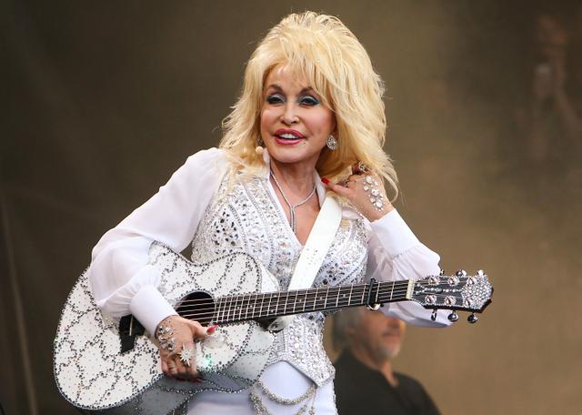画像1: ドリー・パートン、ばっちりメイクをしたまま就寝
