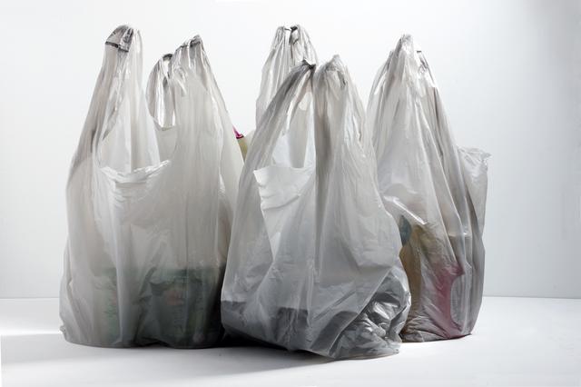 画像: 年間およそ500万トン〜1,300万トンのプラスチックごみが海に捨てられている