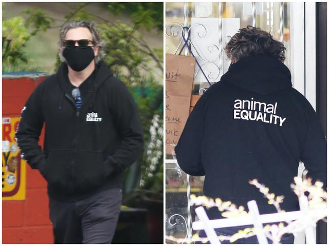 画像: 「Animal Equality(動物との共生)」と書かれた服を着て外出するホアキン・フェニックス。