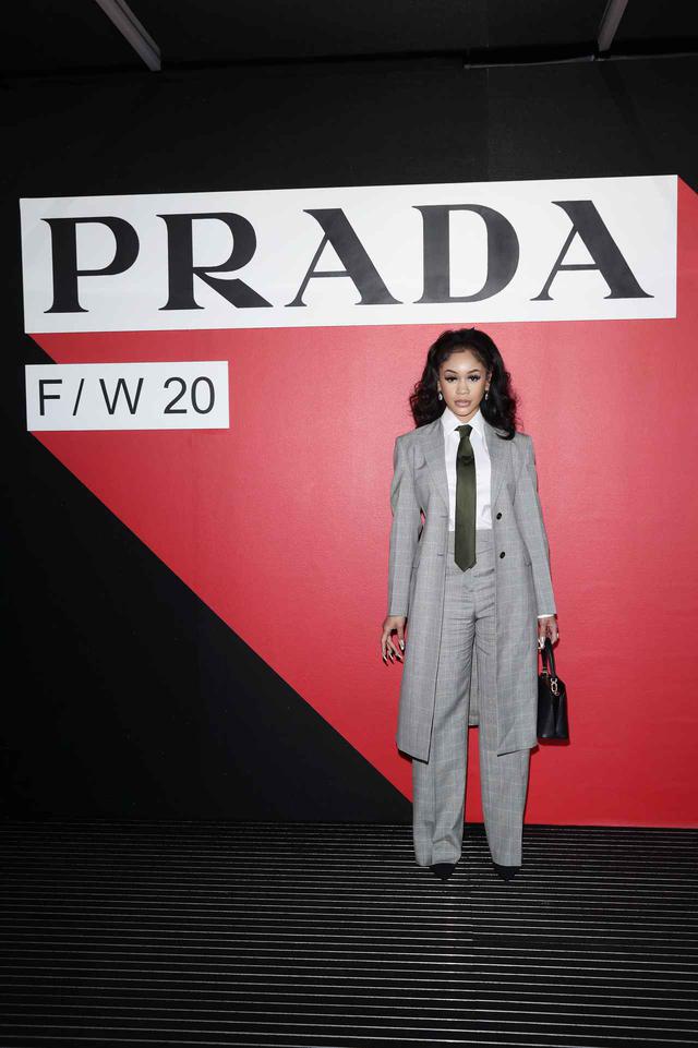画像: 2020年2月、初めてミラノファッションウィークに参加し、プラダ(Prada)の秋冬コレクションのショーに出席したスウィーティー。