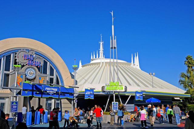 画像: ディズニーファン必見の新番組『Behind The Attraction』とは?