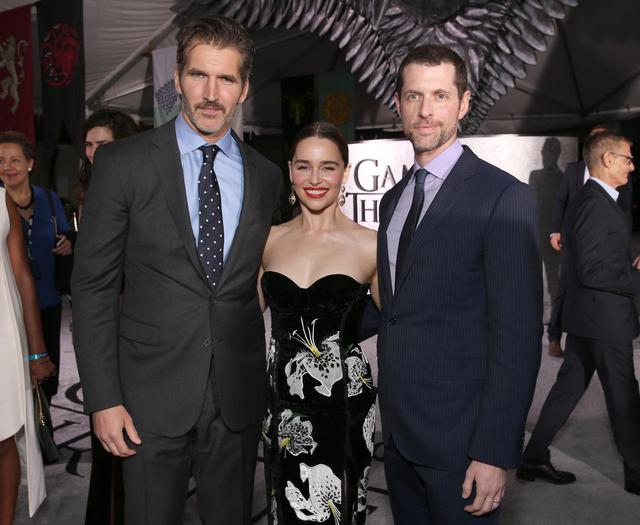 画像: (左から)『ゲーム・オブ・スローンズ』ショーランナーのデイヴィッド・ベニオフ、エミリア・クラーク、D・B・ワイス。