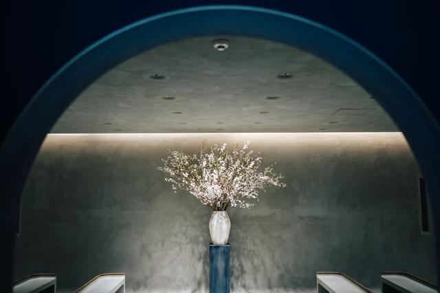 画像: 会場となるIWAI OMOTESANDOはCRAZY WEDDINGが手がける初の自社施設。建築はPuddle代表・建築家の加藤匡毅が手がけており、お祝いにおいて必要なものだけを磨き残した空間となっている。