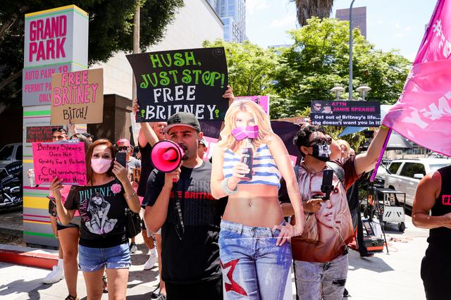 画像: 審問が行なわれたロサンゼルス郡上級裁判所の前に、「#Free Britney(ブリトニーを解放せよ)」と描かれたプラカードを持って集まったファンたち。