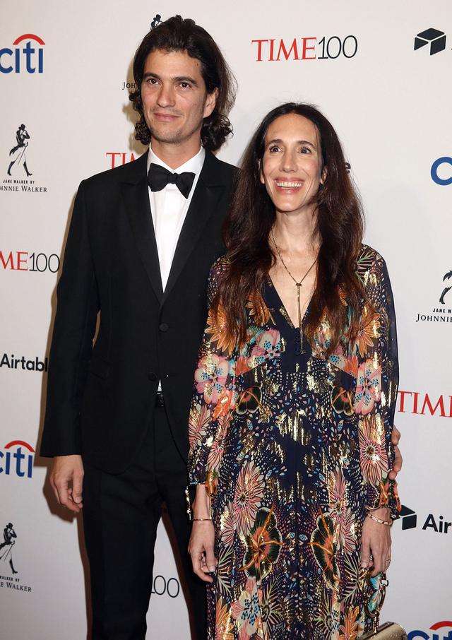 画像: アダム・ニューマンとレベッカ・ニューマン。2人の間には双子を含む5人の子供がおり、一度はイスラエル・テル・アビブに移住したものの、現在はアメリカ国内で暮らしていると言われる。レベッカは、俳優のグウィネス・パルトロウの父方の従姉妹にあたる。