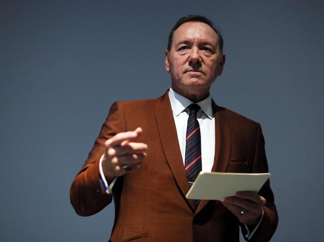 画像: ケヴィン・スペイシーは他にも、謝罪声明をゲイであることをカミングアウトする場として使ったことに対して、論点のすり変えであり、さらにはLGBTQ+コミュニティへの侮辱だとして批判が大きかった。