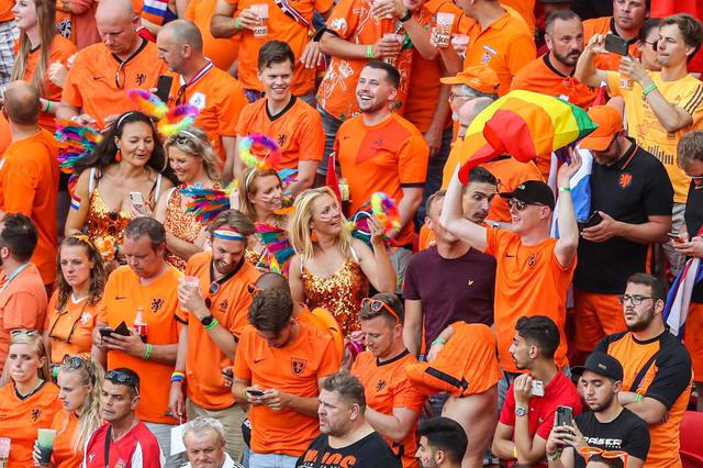 画像: サッカーEURO2020のハンガリー対オランダ戦では、オランダのファンがプライド・フラッグを観客席で掲げて抗議。