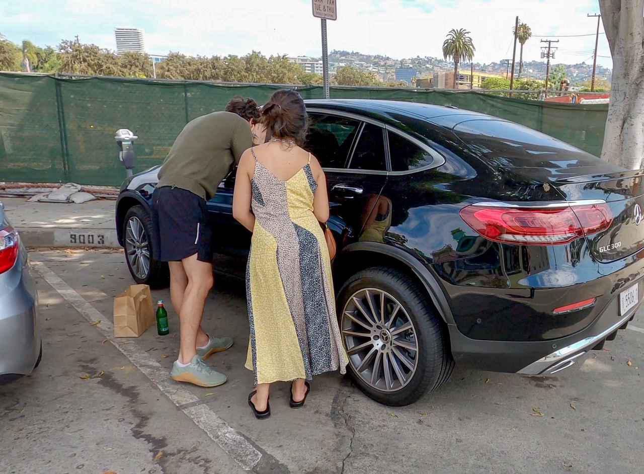 画像1: ショーン・メンデス&カミラ・カベロが車の前であたふた