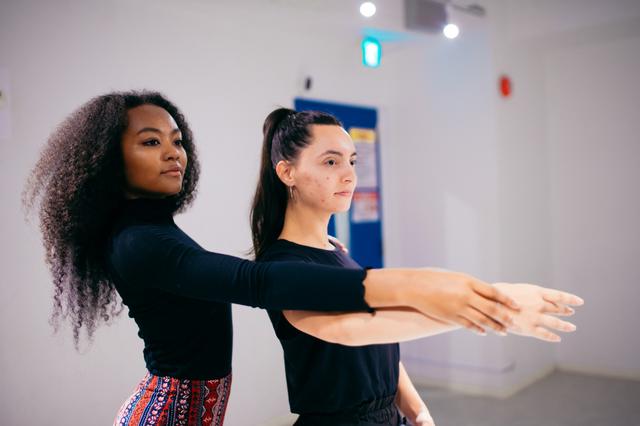 画像: 生徒のフォームを調整するダンスインストラクター。©1288289509, Ameya Jane, Getty Images