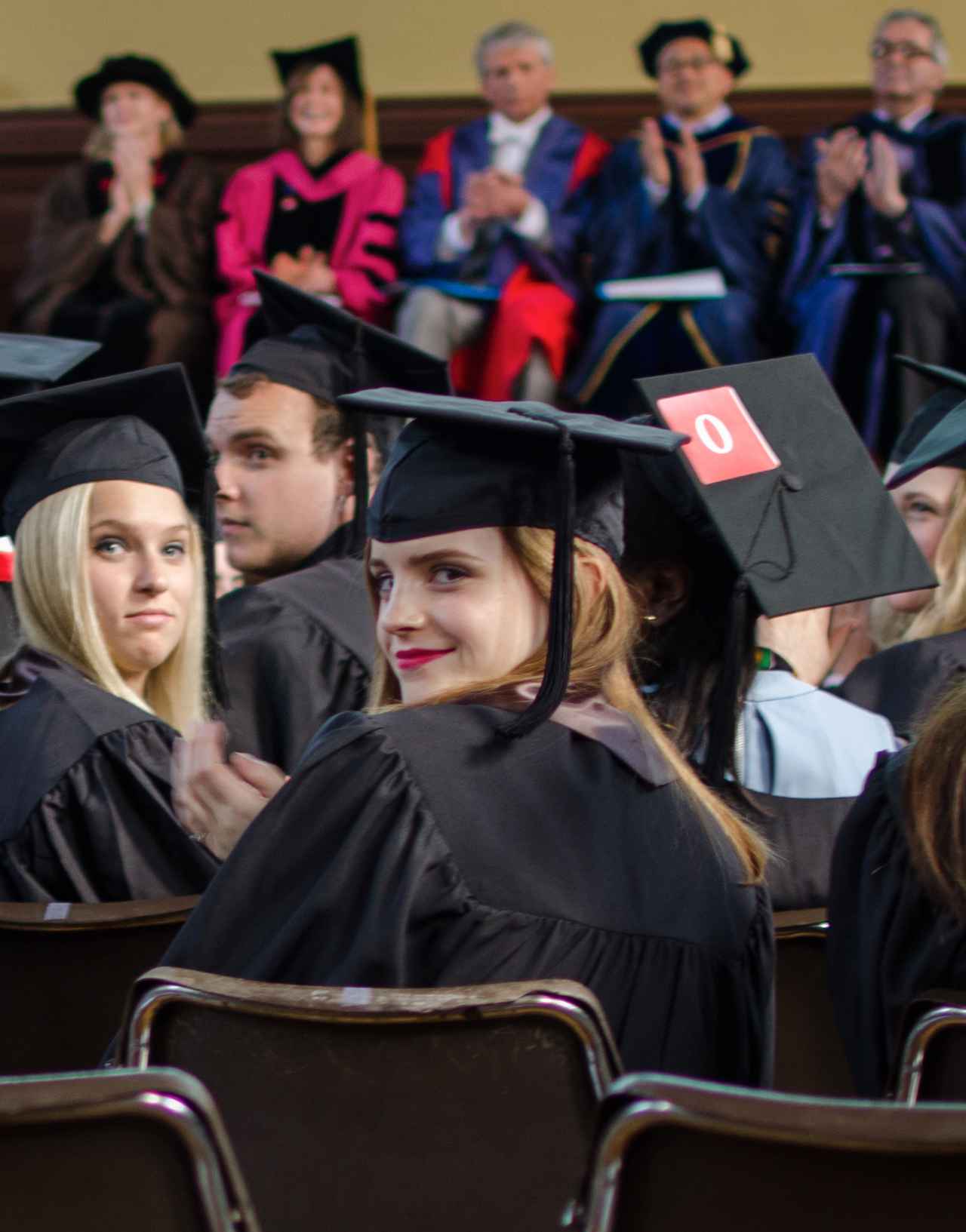 エマ・ワトソン、ブラウン大学「卒業式」での姿がいつ見ても輝いてる! フロントロウ | グローカルなメディア エマ・ワトソン、ブラウン大学「卒業式」での姿がいつ見ても輝いてる! フロントロウ | グローカルなメディア