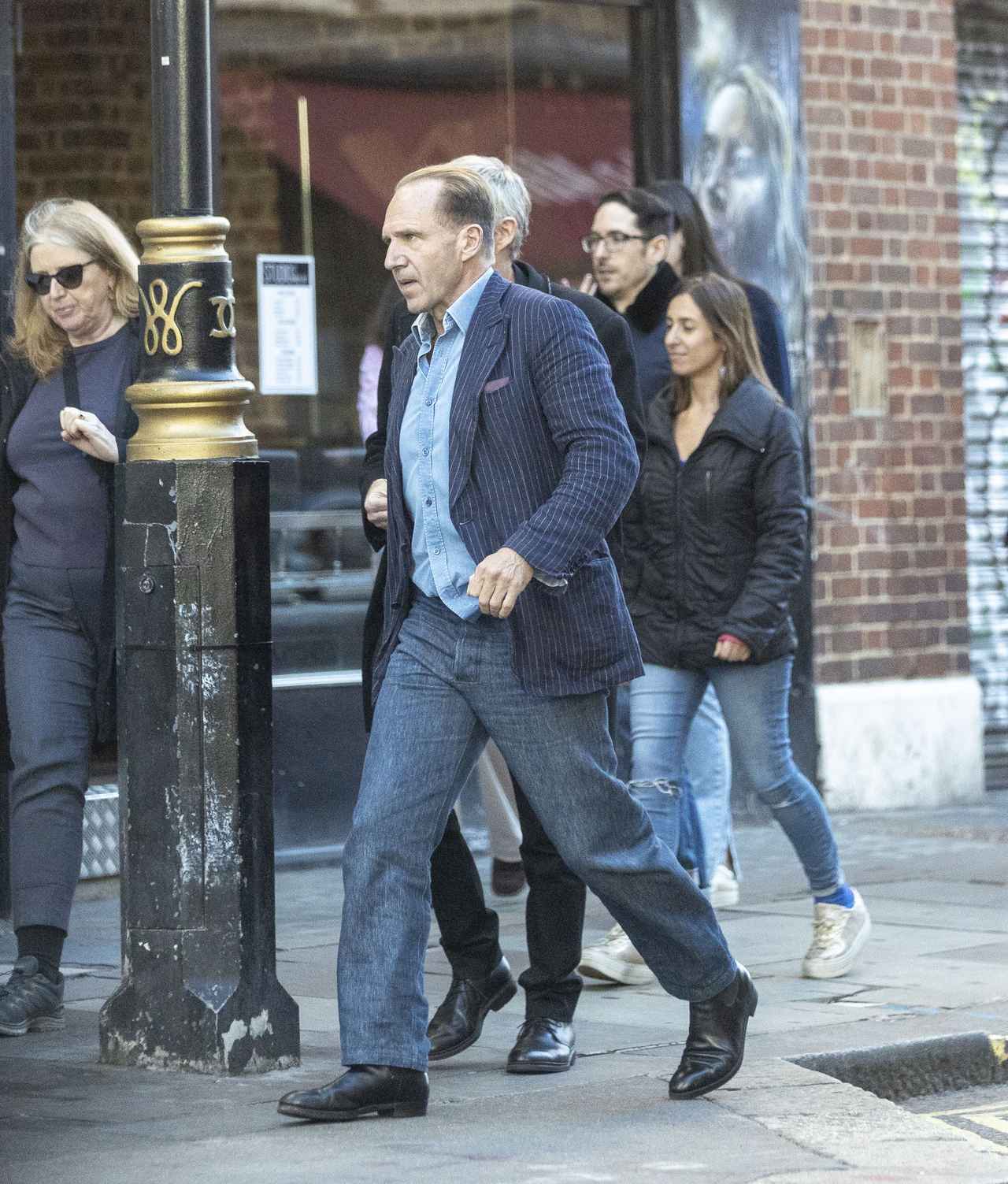 『ハリー・ポッター』ヴォルデモート俳優、“昼からお酒”で見せた笑顔が嬉しそ～ FRONTROW