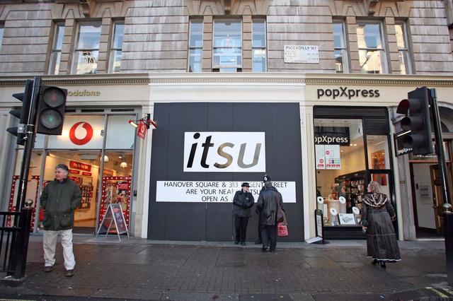 画像: 犯人たちが立ち寄って汚染が確認された日本食レストランのitsu（イツ）。当時、店舗前には警察官が立っていた。©ゲッティイメージズ