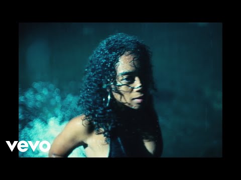 画像: UMI - RIGHT/WRONG (Official Music Video) www.youtube.com