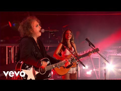 画像: Olivia Rodrigo, Robert Smith - Friday I’m in Love (Live From Glastonbury) www.youtube.com