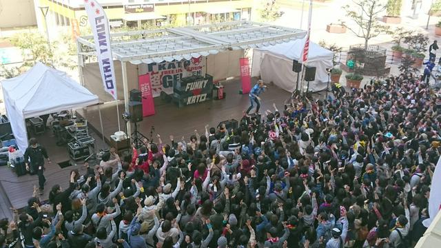 画像: 別アングルからも…こちらはライブの真っ最中!本当にすごい人、そして大盛り上がり!