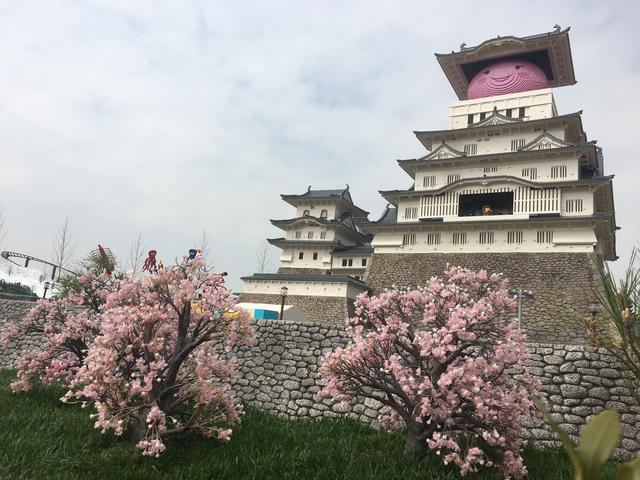 画像: 姫路市のご当地キャラ「しろまるひめ」も桜色に。