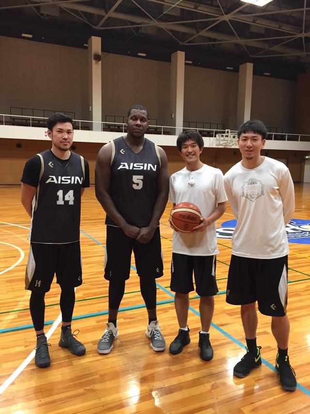 画像: 左から、金丸選手・バッツ選手・堂野・比江島選手