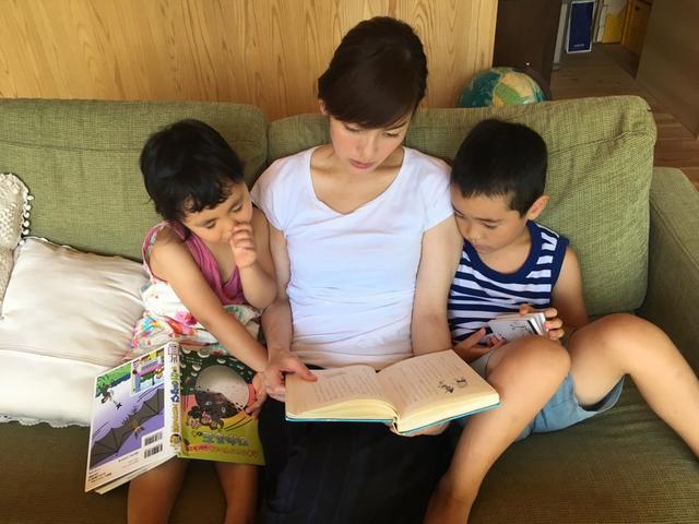 画像: 二人とも、本が大好き。 「読んで~!」と言われると、アナウンサー魂に火がつきます(笑)