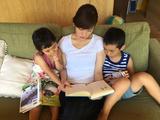画像: 二人とも、本が大好き。 「読んで~!」と言われると、アナウンサー魂に火がつきます(笑)