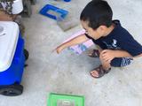 画像: 庭にクワガタを見つけ、大興奮の甥っ子くん。