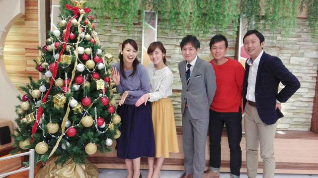 画像: 『UP!』スタジオの大きなクリスマスツリーと!