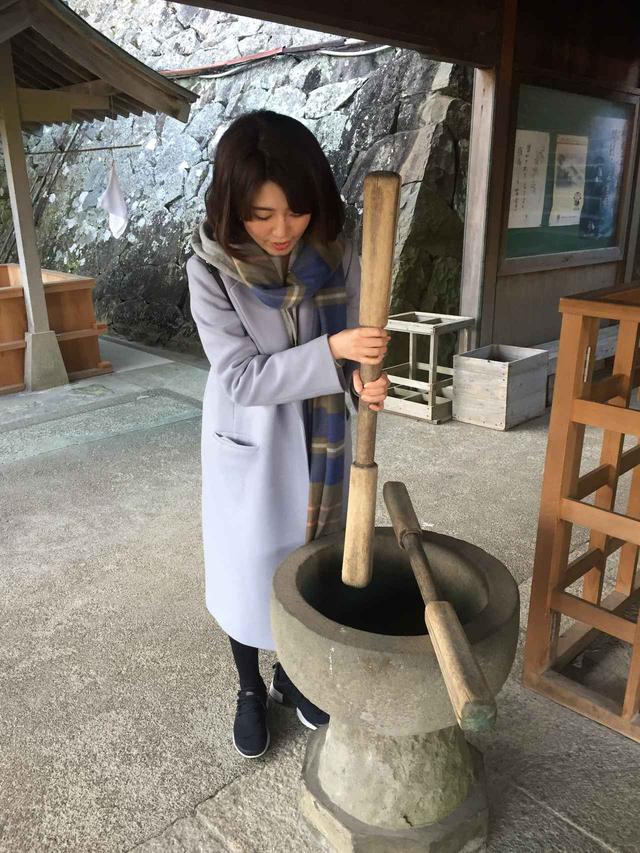 画像: 薬王寺です。厄除けの石臼だそう。真剣。