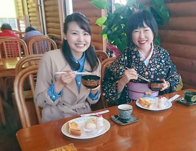 画像: 右がひろみ先生です。黄金に輝く帯留めをよく見ると…