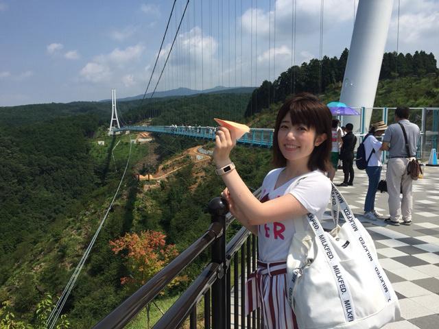 画像: 「橋の日に橋から紙飛行機を飛ばそう」イベントに参加。 意気揚々と飛ばしましたが1秒後に落下しました。なぜ!?
