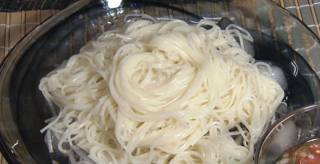 画像3: いつものめんつゆにチョイ足し!
「トマトつゆ」で味わう新感覚そうめん