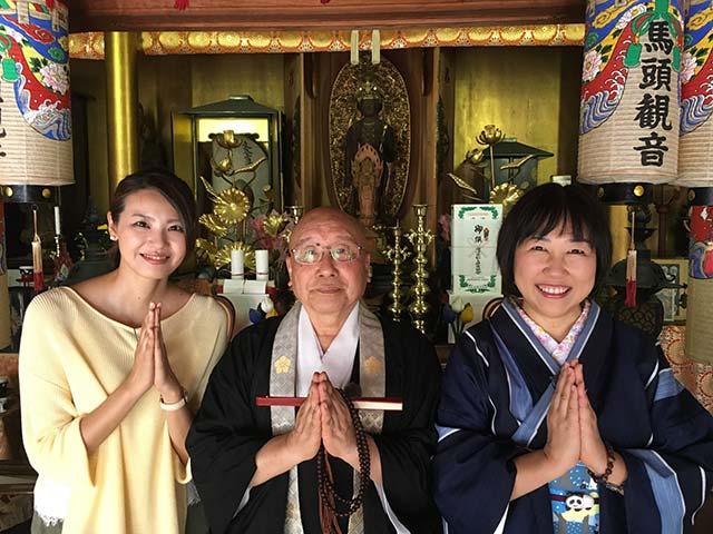 画像: 「めがね弘法さま」大智院のご住職と一緒に合掌!