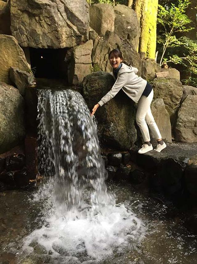 画像: 境内にある「かなえ滝」。 恋愛成就のパワースポットらしいです! 来年の私に期待!(笑)