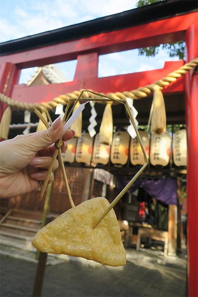 画像: 油揚げを奉納するんです
