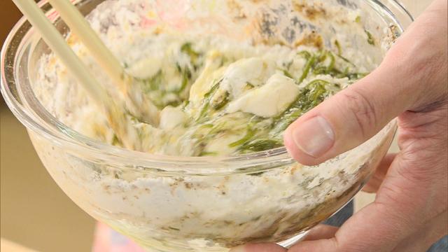 画像: めかぶを入れたことで、生地に粘りが!