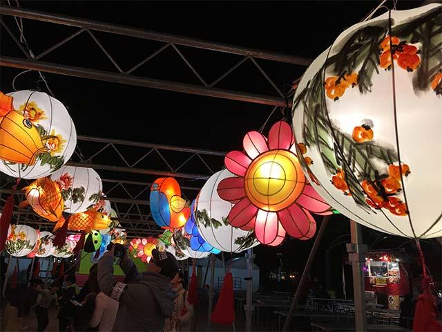 画像: 花や金魚のランタンがありましたよ