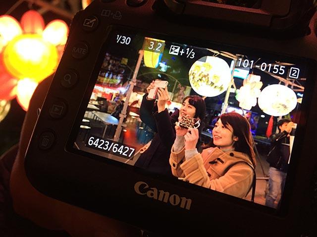 画像: もっちーと名古屋中国春節祭へ。私たちの四川省のランタンへの食いつきがすごく、思わずシャッターを切ってくださった方の写真です。