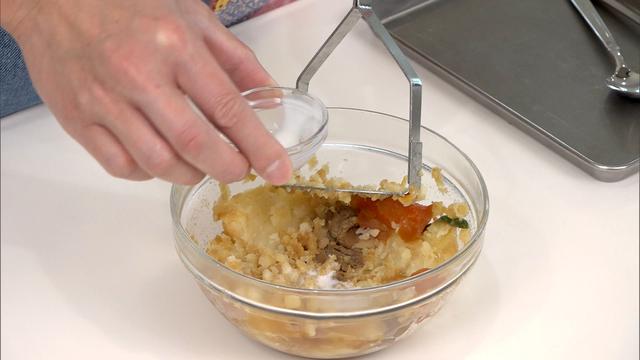 画像3: 肉じゃがにひと手間加えて “丸めない&揚げない” コロッケ に変身!「超お手軽!ロバート馬場ちゃんの楽楽ごはん」
