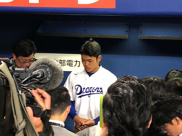 画像: 練習後の囲み取材。こんなに囲まれている選手を初めて見ました。