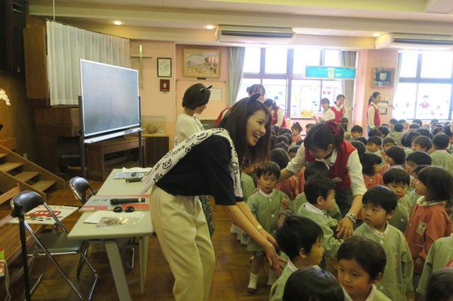 画像: 最後のお別れでハイタッチしに来てくれる子たちの頭を、 隙あらば撫でようとトライする自分…(笑)