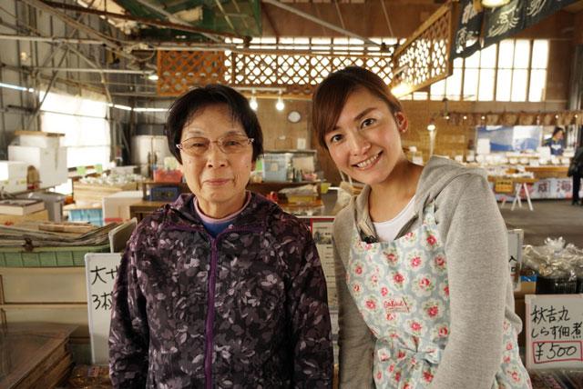 画像: 師崎漁港の有名人「干物オヤジ」さんを支える奥様に弟子入り。 常に小走りで動き回るパワフルなお母さんが作る干物は絶品でした!