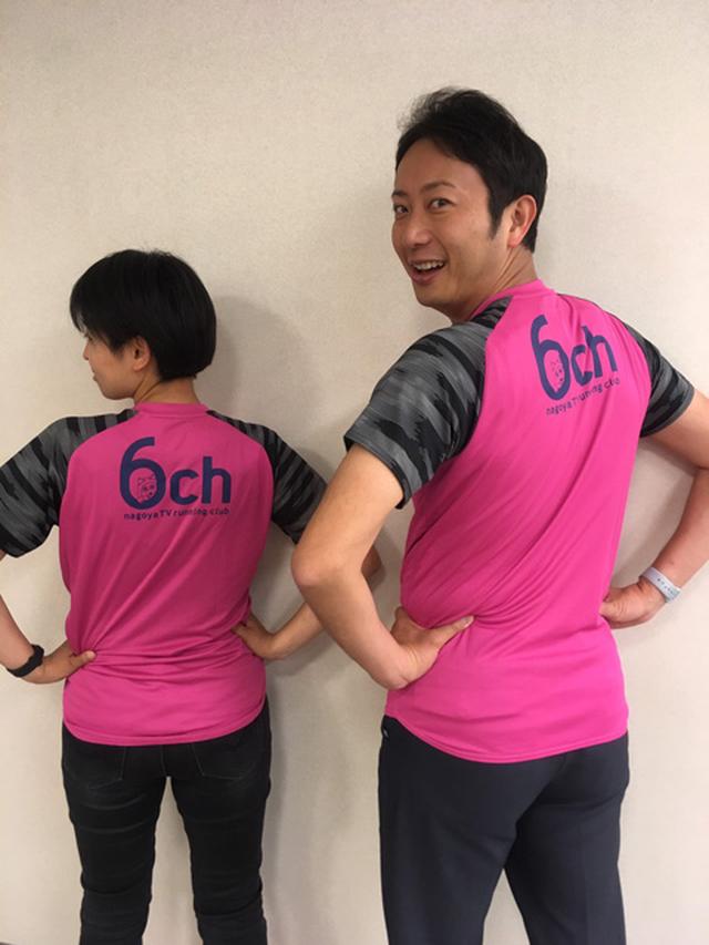 画像: 仕事でもお世話になっている「部員」と、試着。