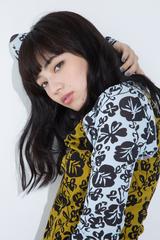 画像: 撮影/大西 基 スタイリスト/遠藤彩香 ヘアメイク/AKIKO SAKAMOTO(3rd) 衣裳/KENZO(花柄ドレス・ブーツ) 問)KENZO Paris Japan TEL.︎03-5410-7153