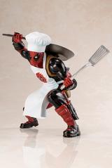 画像3: クック帽に純白のエプロン、右手に大きなフライパン、
そして左手にお皿を持ったデッドプール登場!