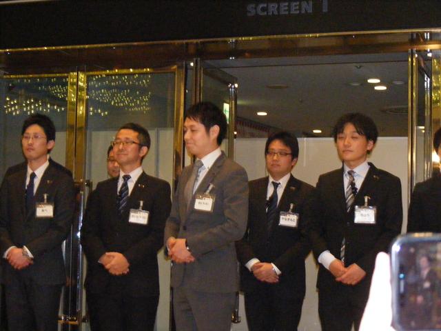 画像: 最後の挨拶に立つ佐藤支配人