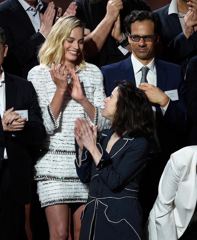 画像: マーゴット・ロビーとサリー・ホーキンズ