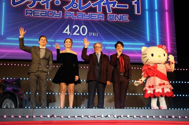 画像: 左からタイ・シェリダン、オリヴィア・クック、スピルバーグ、森崎ウィン、キティちゃん