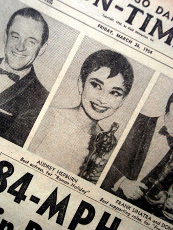 画像1: オードリー・ヘプバーン/「ニュース・ペーパー」シカゴ・デイリー他(1954年3月26日付)第26回アカデミー賞発表