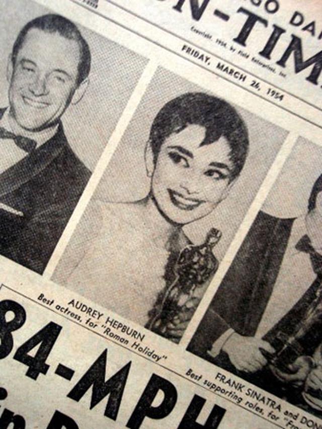 画像1: オードリー・ヘプバーン/「ニュース・ペーパー」シカゴ・デイリー他(1954年3月26日付)第26回アカデミー賞発表