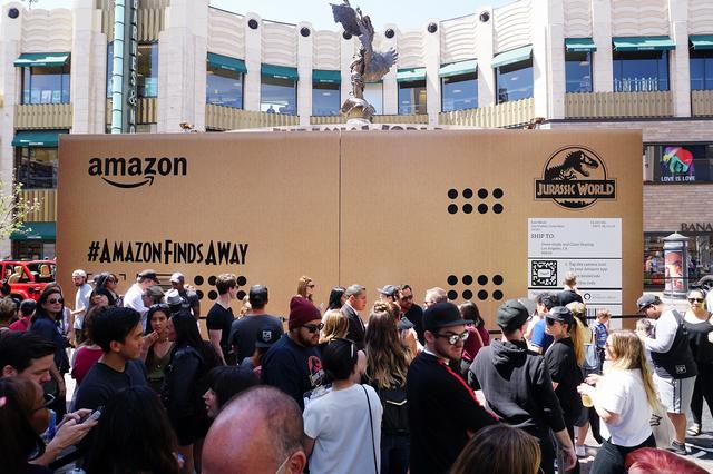 画像: Amazonの巨大な包みの中には?