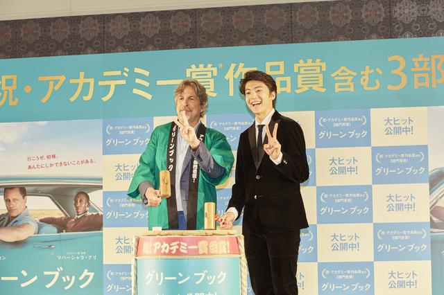 画像: ゲストの伊藤健太郎と鏡割りを